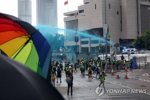 시위대를 향해 파란색 염료가 들어간 물대포를 쏘는 홍콩 경찰[EPA=연합뉴스]